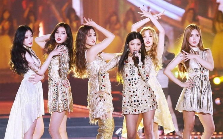 宋雨琦微博小号被扒出来，曾经是厉旭大粉，还称赞前辈吴宣仪微博